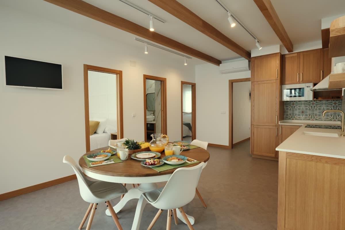 Salón comedor con cocina abierta de Villa Platas en O Grove