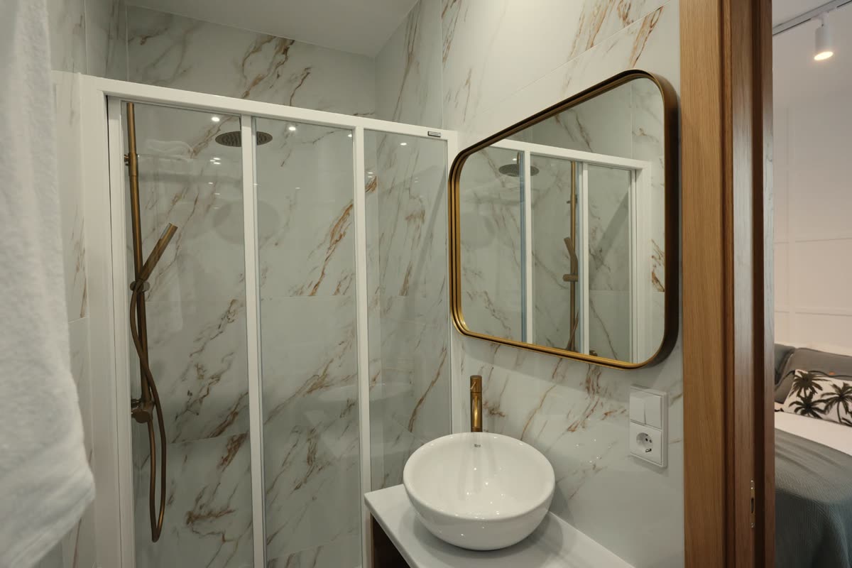Baño con ducha de obra de la casa de alquiler Villa Platas