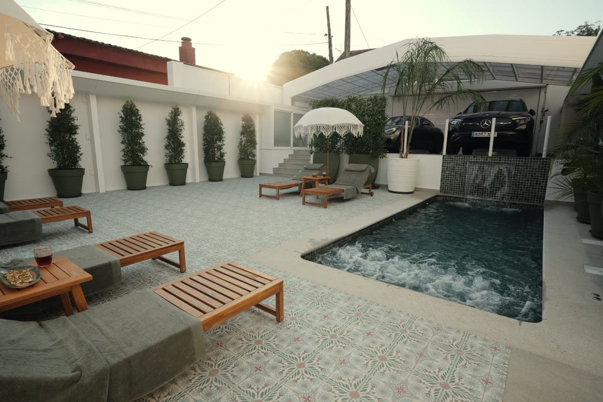 Solárium con hamacas junto a la piscina de Villa Platas