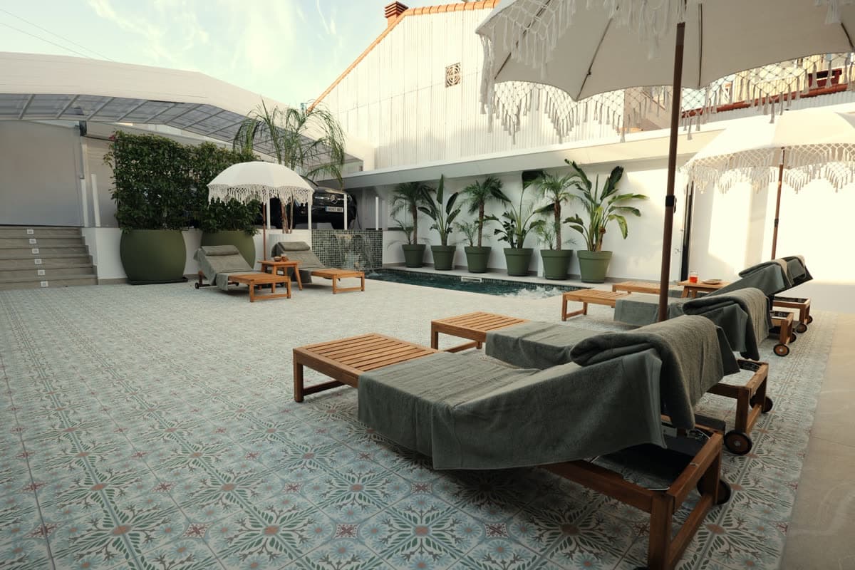 Zona chill out con hamacas de Villa Platas en O Grove