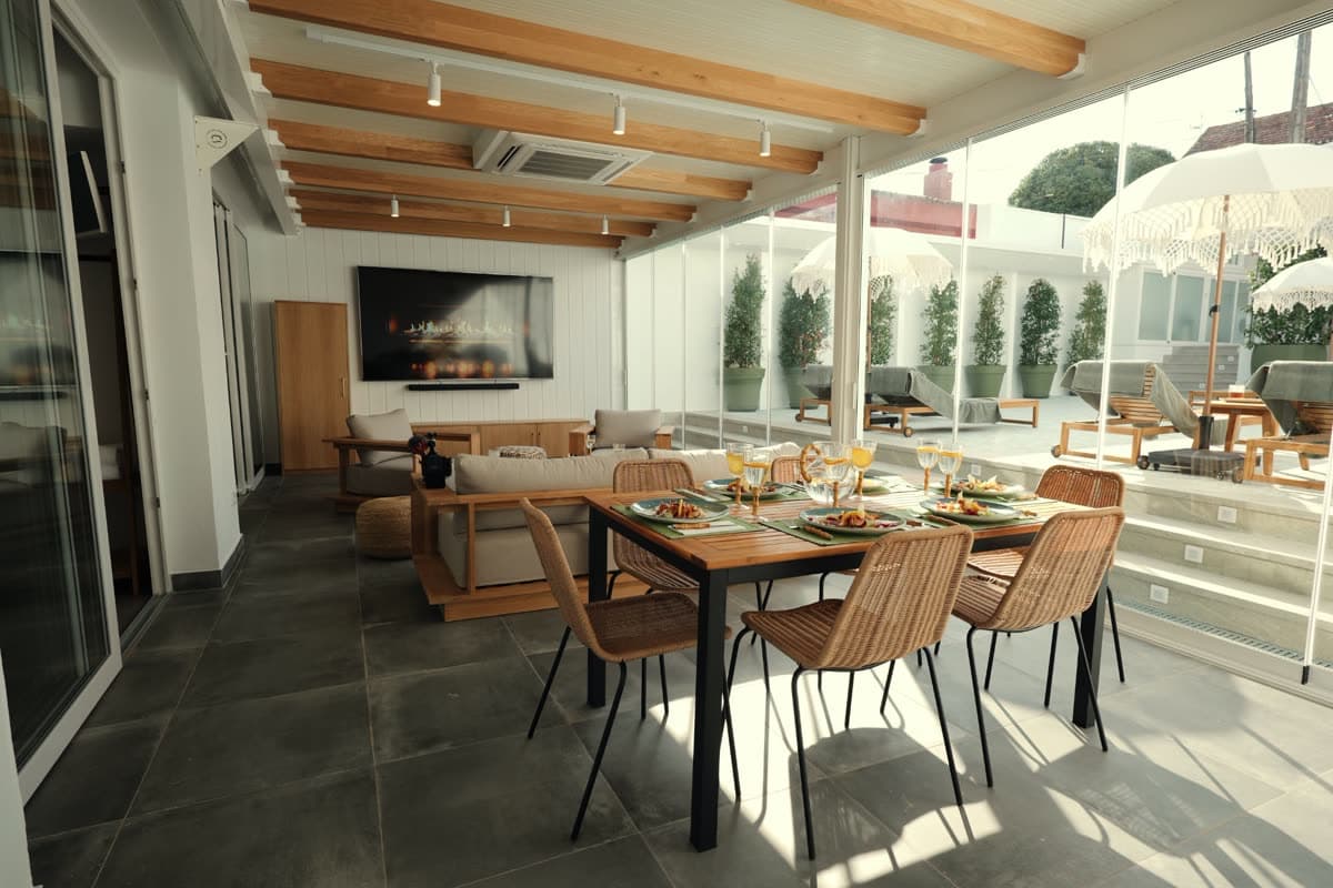 Comedor exterior junto a la piscina de Villa Platas