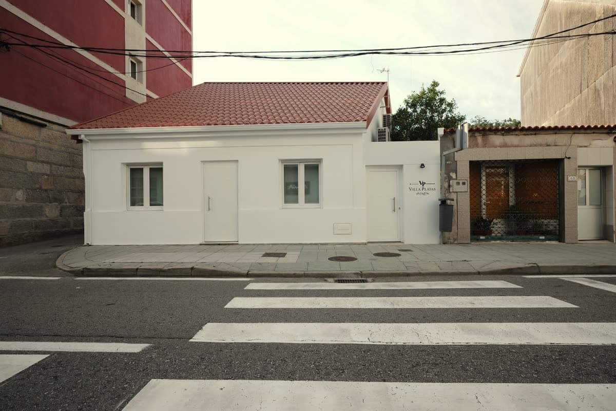 Fachada de la casa de alquiler vacacional Villa Platas