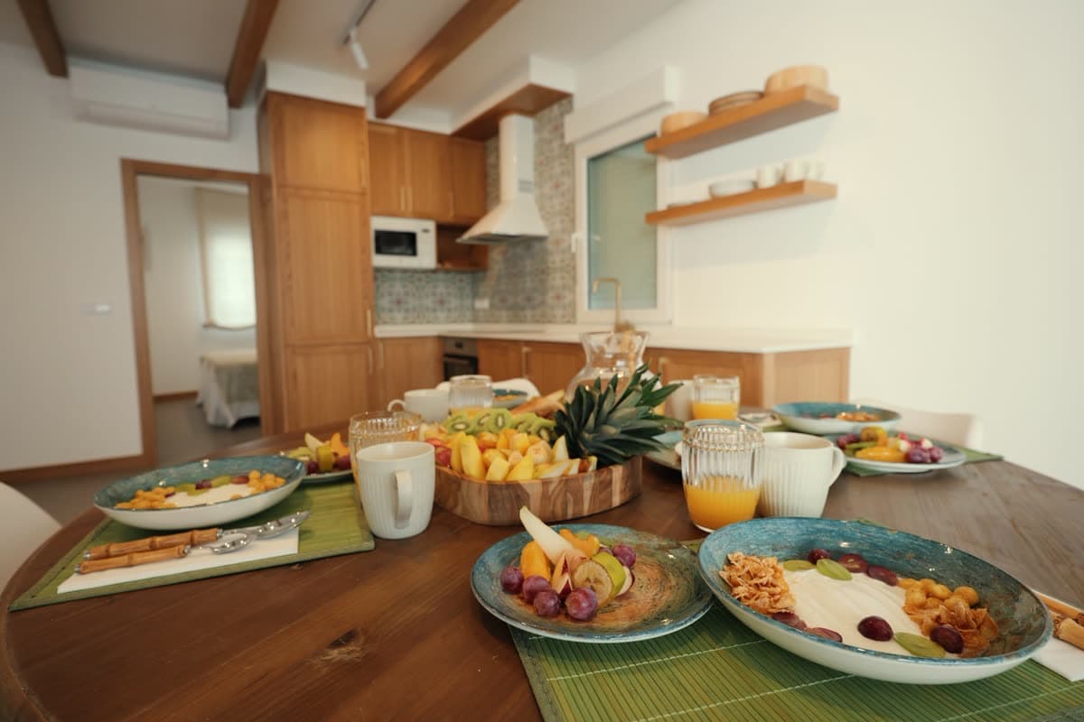 Desayuno servido en la cocina de Villa Platas